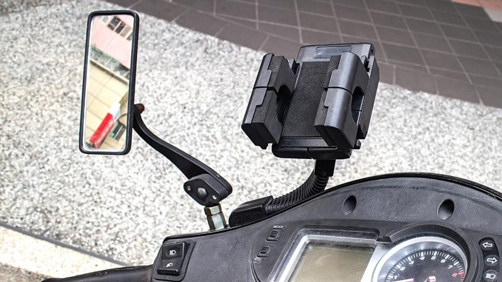 Gambar charger ponsel pada kendaraan motor