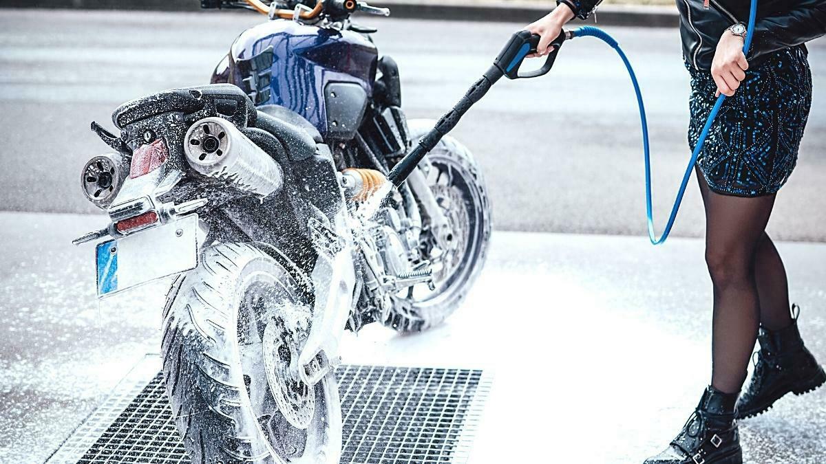 Bukan Sekadar Bersih, Ini Dia 9 Cara Cuci Motor yang Benar
