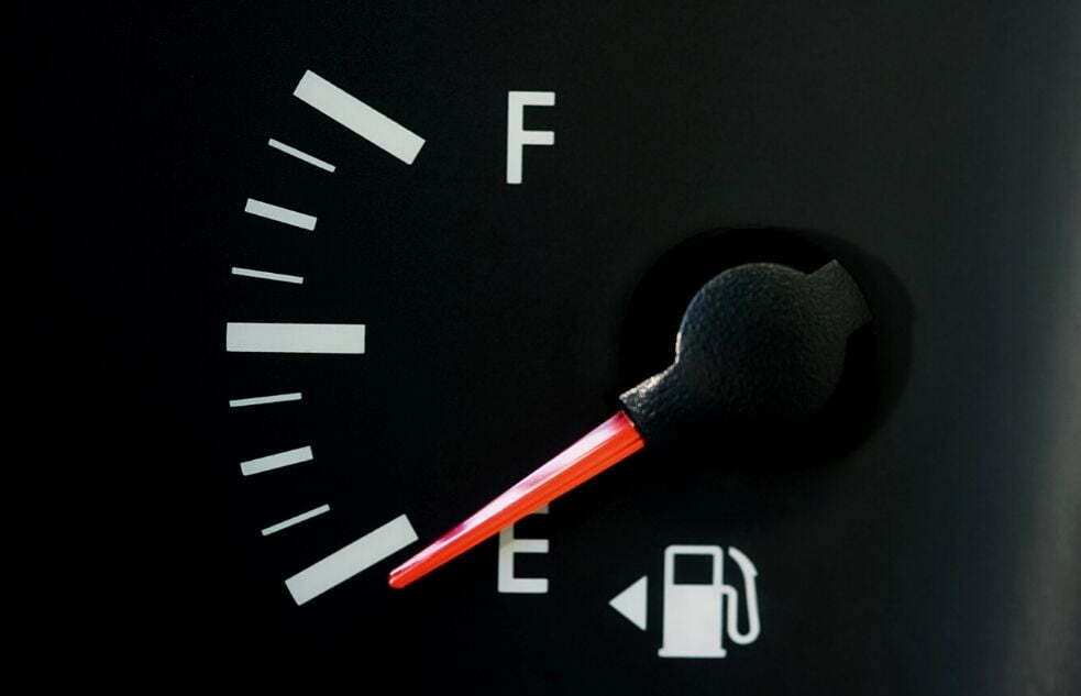 Ilustrasi cara mengatasi mobil mogok karena kehabisan bensin
