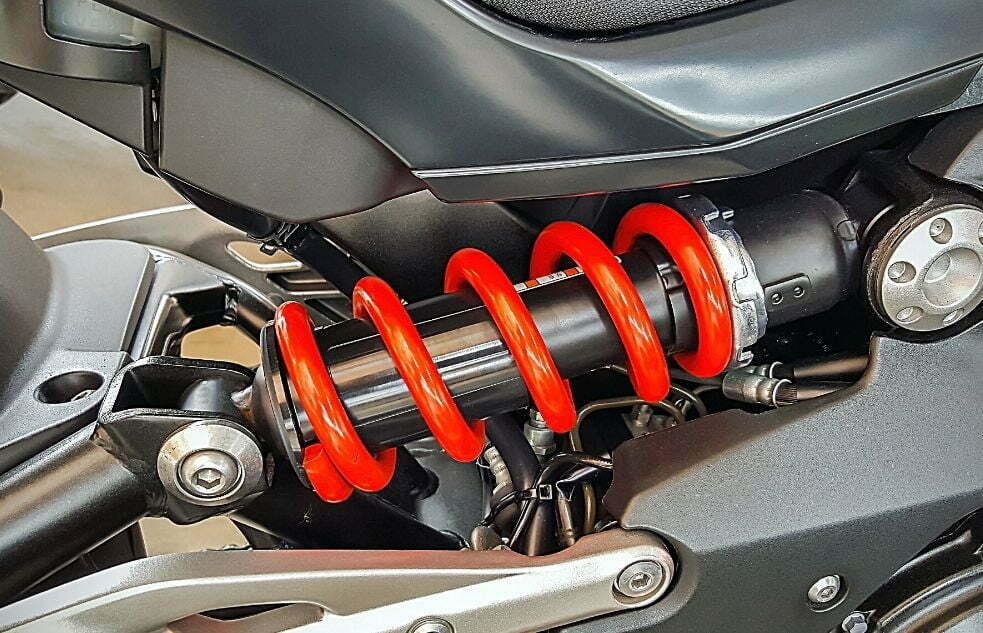 Shockbreakrer berwarna merah pada motor